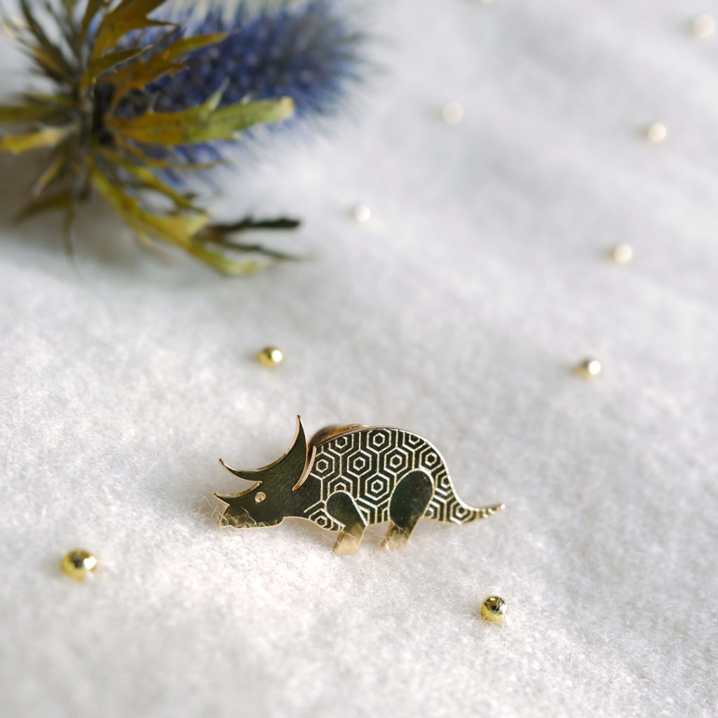 trice_pull Pins tricératops finition or sur un tissus fluffy - Les Naturalistes bijoux