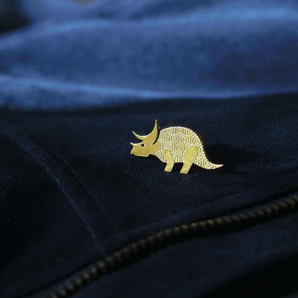 trice_veste Pins tricératops finition or sur une veste en daim- Les Naturalistes bijoux