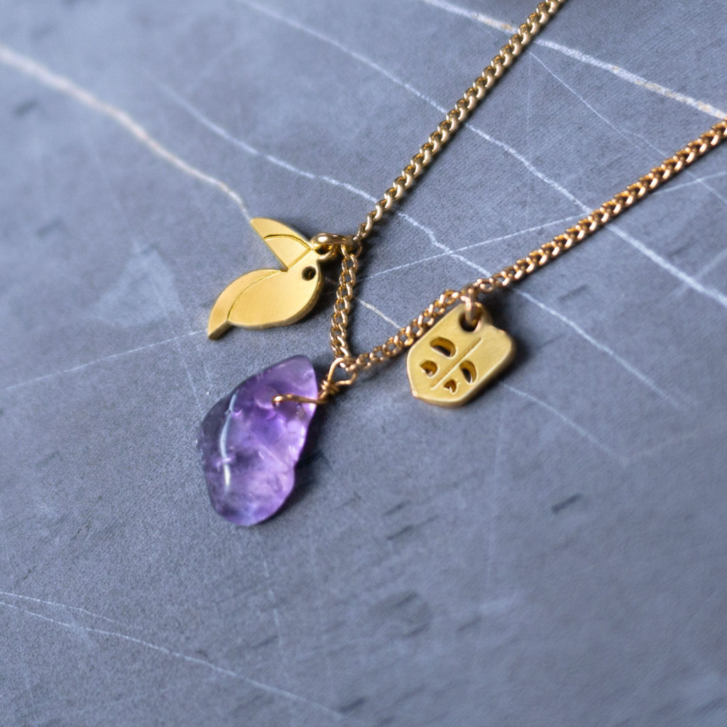 collier_3pamp_toucan Collier 2 pampilles et 1 pierre fine - Finition toucan et améthyste en or sur une ardoise - Les Naturalistes, bijoux de créateur