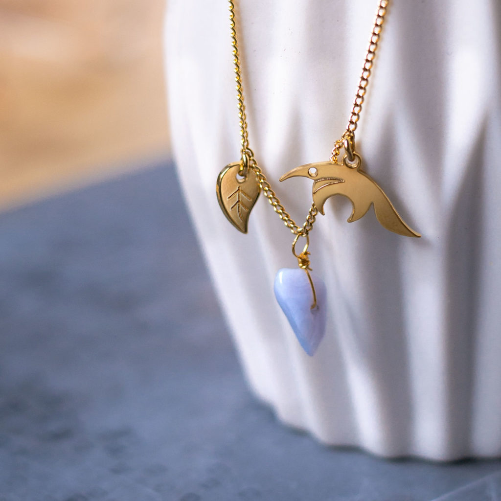 tamanoir_pamp2 Collier 2 pampilles et 1 pierre fine - Finition tamanoir et calcédoine en or sur un vase en céramique - Les Naturalistes, bijoux de créateur