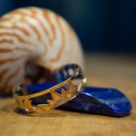 Les Naturalistes - Bracelet Manchette Cosmos Or - Contexte Lapis Lazuli et Nautile
