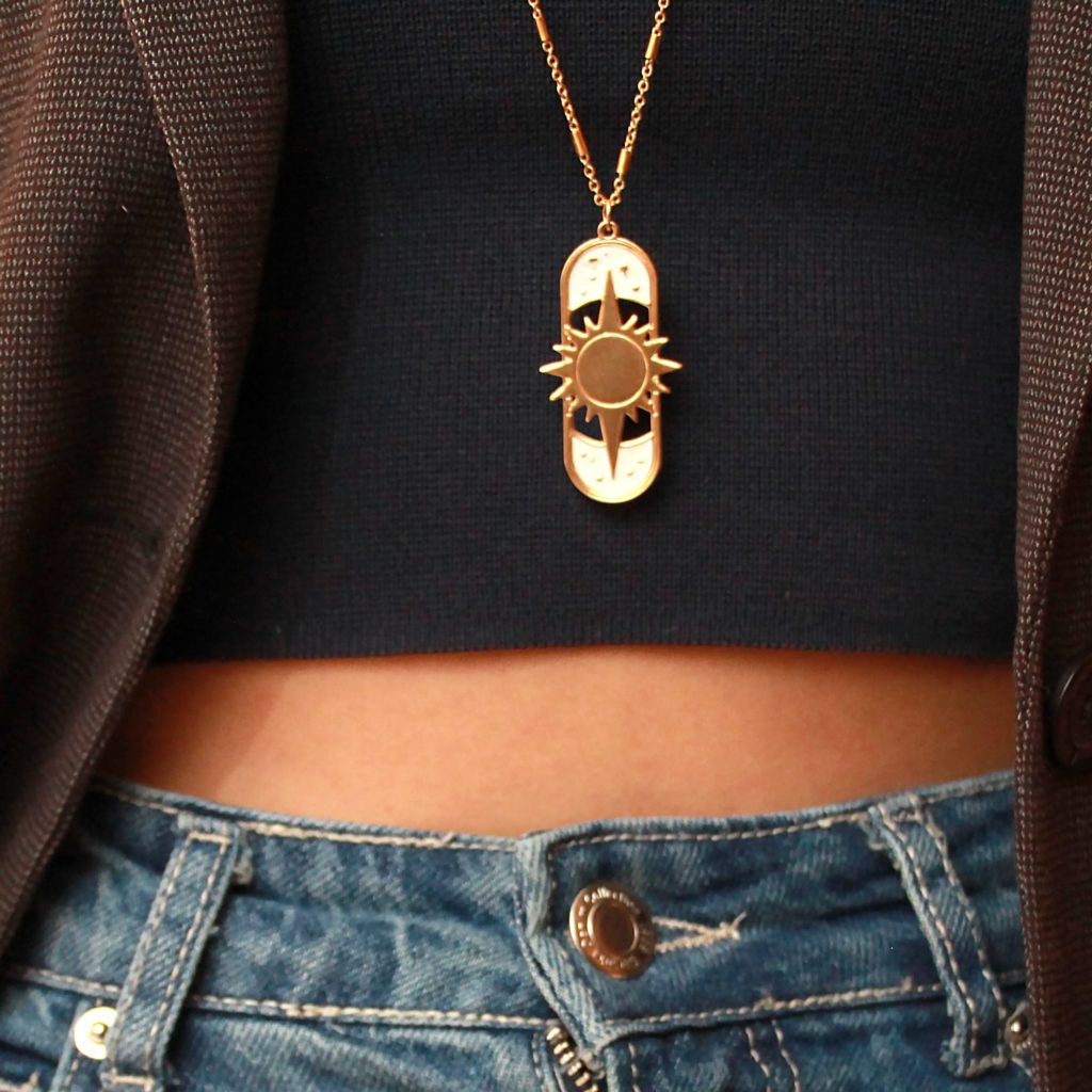 LesNaturalistes_3_Sautoir_Soleil_OR_PORTE