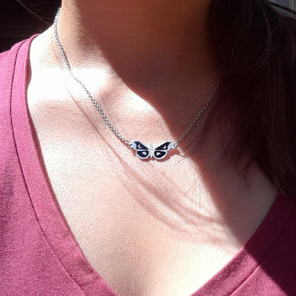 collier_papillon_2000x2000_ARG_NOIR_PORTE