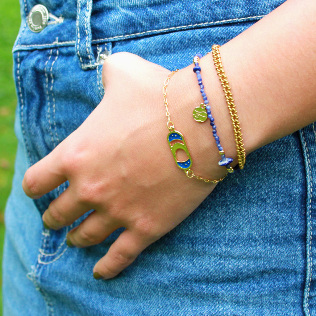 LesNaturalistes_BE-L_BraceletEmaille_Lune_OR_Porte