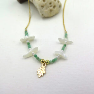 Collier jaspe verte et nacre, pampille chêne