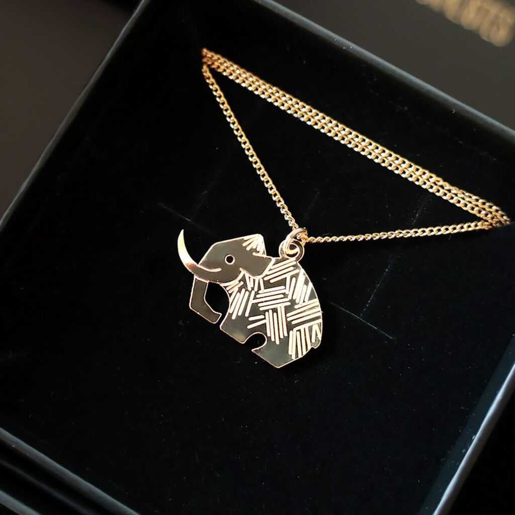 LesNaturalistes_03_Collier_Mammouth_contexte01_20000x2000