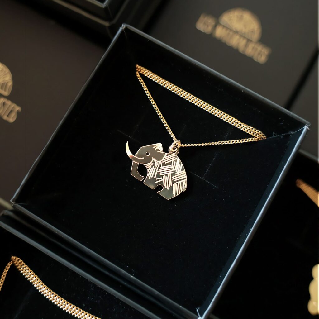 LesNaturalistes_03_Collier_Mammouth_contexte02_20000x2000