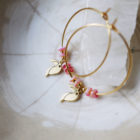 Créoles toucan et pierres fines finition or et corail rose - Les Naturalistes bijoux