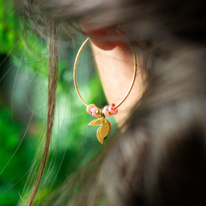 Créoles toucan & pierres fines - finition or et corail rose portées - Les Naturalistes bijoux