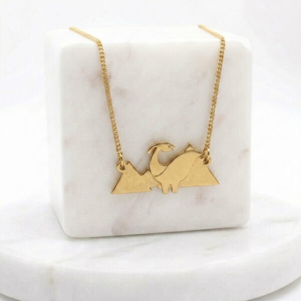 Collier dinosaure en laiton doré — collection Dinosaure — fond blanc 01, Les Naturalistes