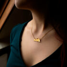 Collier dinosaure en laiton doré — collection Dinosaure — porté 01, Les Naturalistes