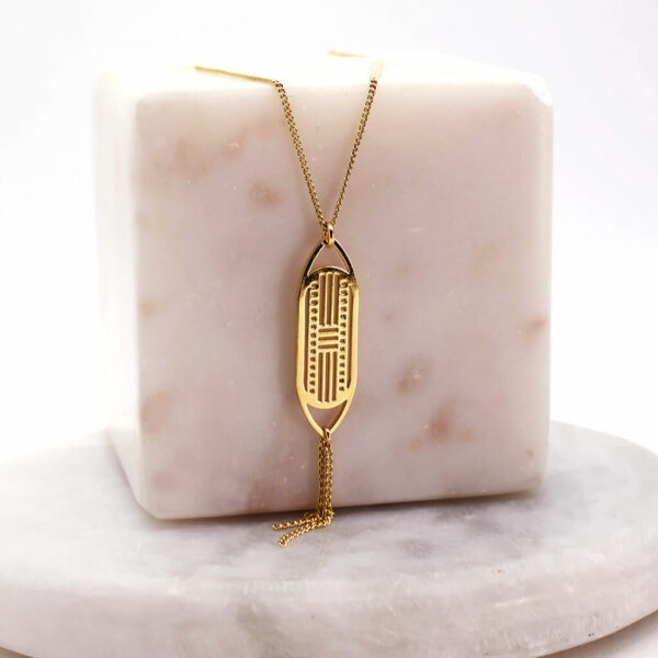 Collier Lalinde en laiton doré — collection Préhistoire — fond blanc 01, Les Naturalistes