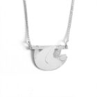 Collier paresseux en laiton argenté — collection Jungles et forêts — fond blanc 01, Les Naturalistes