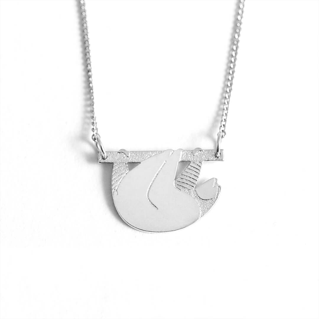 Collier paresseux en laiton argenté — collection Jungles et forêts — fond blanc 01, Les Naturalistes