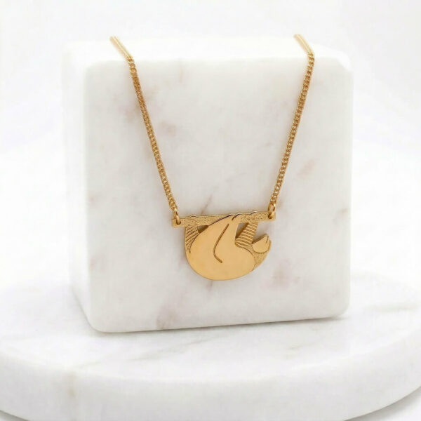 Collier paresseux en laiton doré — collection Jungles et forêts — fond blanc 01, Les Naturalistes
