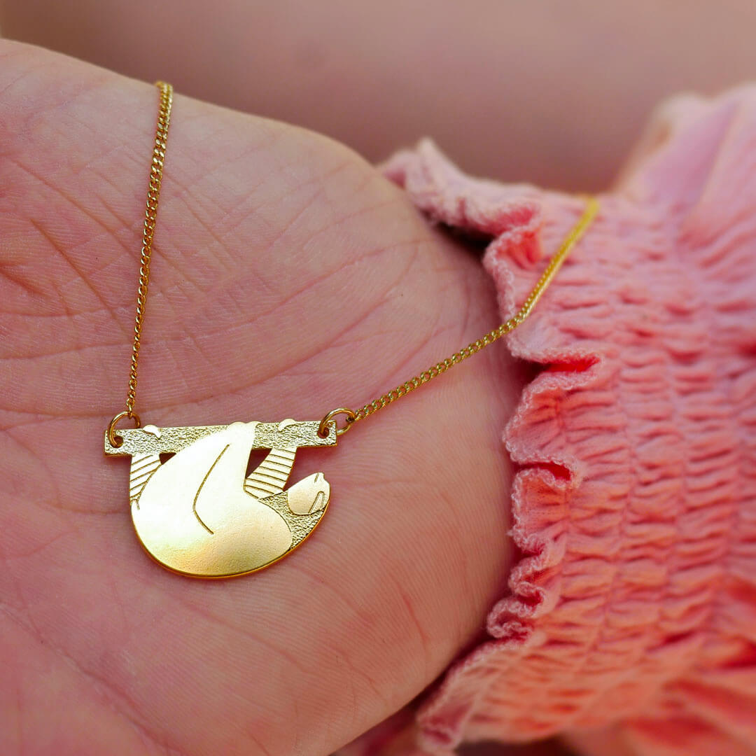 Collier paresseux en laiton doré — collection Jungles et forêts — nature morte 01, Les Naturalistes