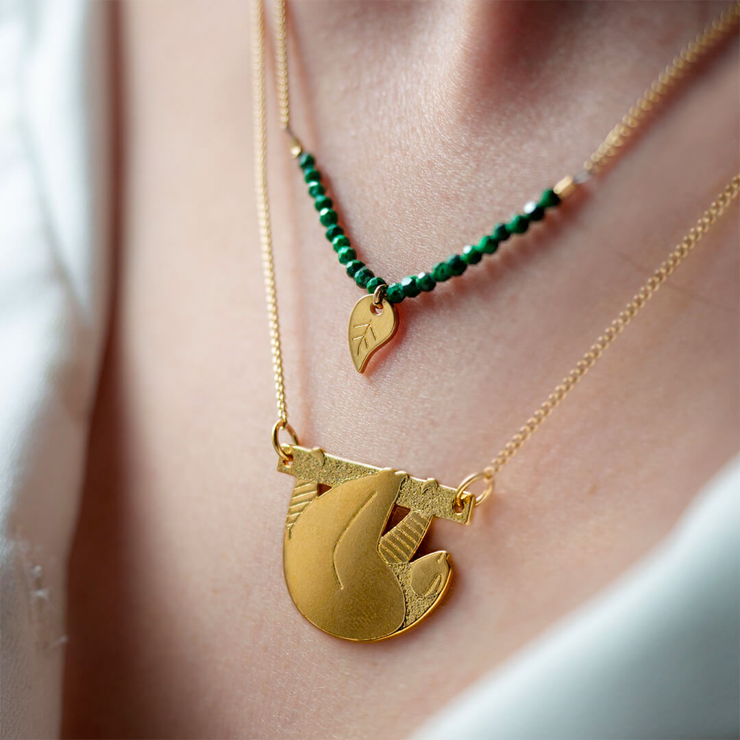 Collier paresseux en laiton doré — collection Jungles et forêts — porté 01, Les Naturalistes