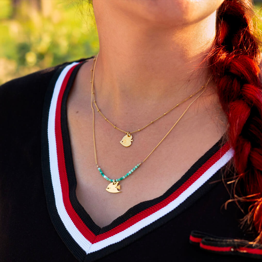 Collier poisson ange en laiton doré — collection Mers et océans —porté 01, Les Naturalistes