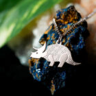Collier tricératops en laiton argenté — collection Dinosaure — nature morte 01, Les Naturalistes