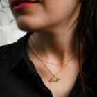 Collier tricératops en laiton doré — collection Préhistoire — porté 02, Les Naturalistes