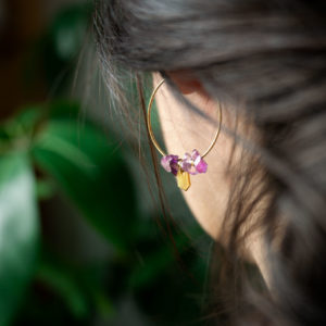 Créoles cristal & pierres fines - finition or et améthyste portés - Les Naturalistes bijoux