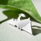 Pins dinosaure en laiton argenté — collection Dinosaures — nature morte 01, Les Naturalistes