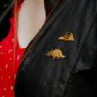 Pins dinosaure et tricératops en laiton doré — collection dinosaure — porté 02, Les Naturalistes