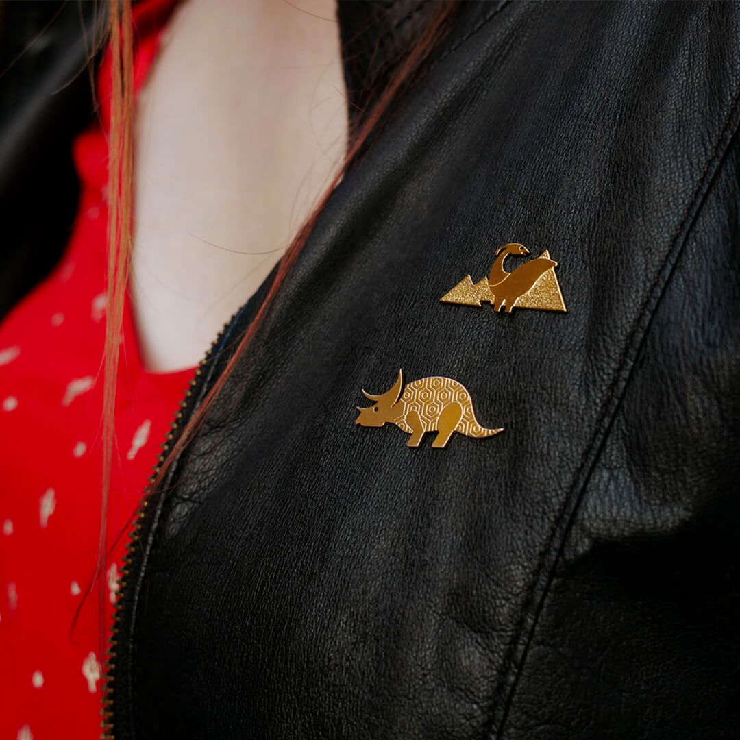 Pins dinosaure et tricératops en laiton doré — collection dinosaure — porté 02, Les Naturalistes