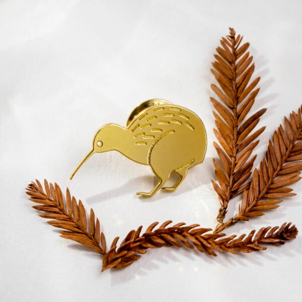 Pins kiwi en laiton doré — collection Jungles et forêts — fond blanc 01, Les Naturalistes