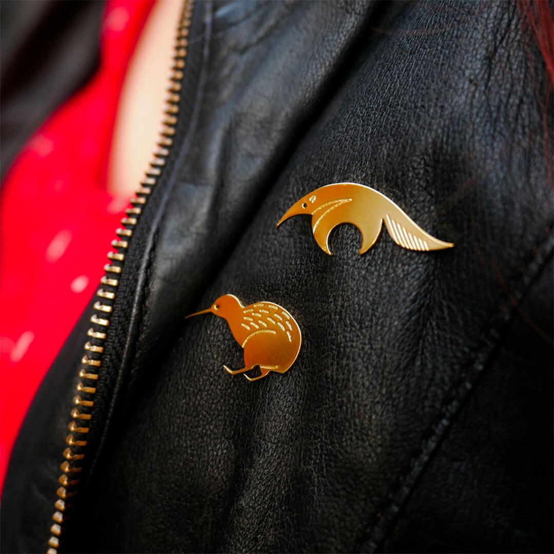 Pins kiwi en laiton doré — collection Jungles et forêts — porté 01, Les Naturalistes