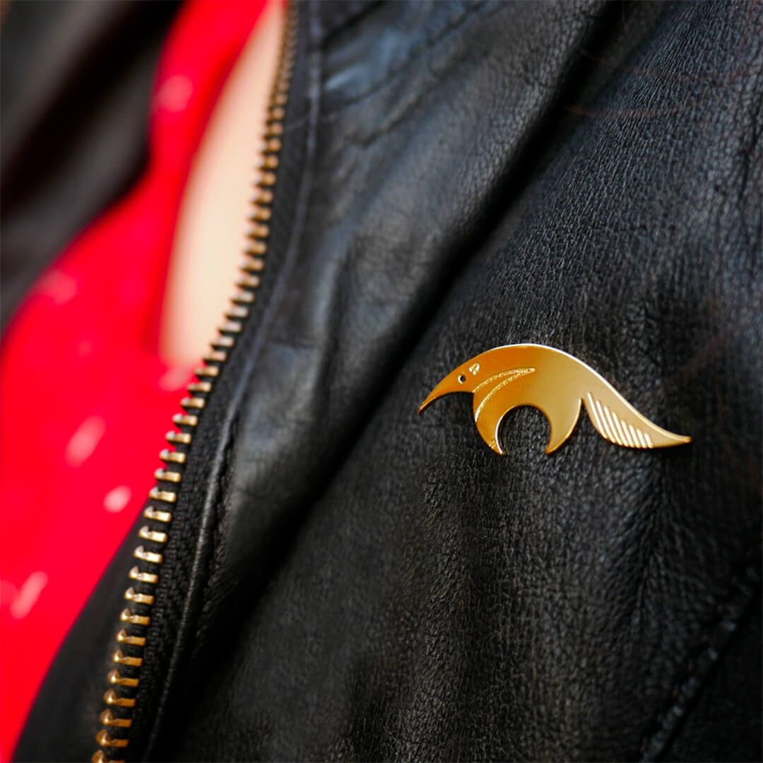 Pins tamanoir en laiton doré — collection Jungles et forêts — porté 01, Les Naturalistes
