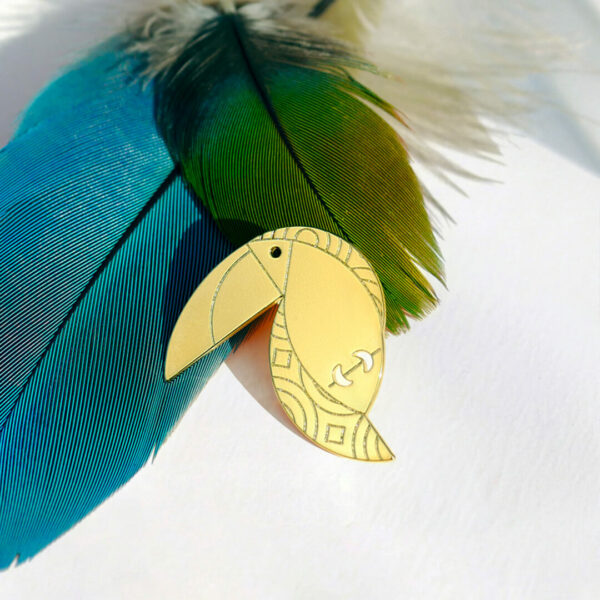 Pins toucan en laiton doré — collection Jungles et forêts — fond blanc 01, Les Naturalistes