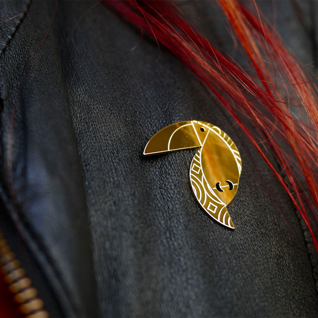 Pins toucan en laiton doré — collection Jungles et forêts — porté 01, Les Naturalistes