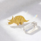 Pins tricératops en laiton doré — collection Dinosaures — fond blanc 01, Les Naturalistes