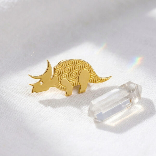 Pins tricératops en laiton doré — collection Dinosaures — fond blanc 01, Les Naturalistes