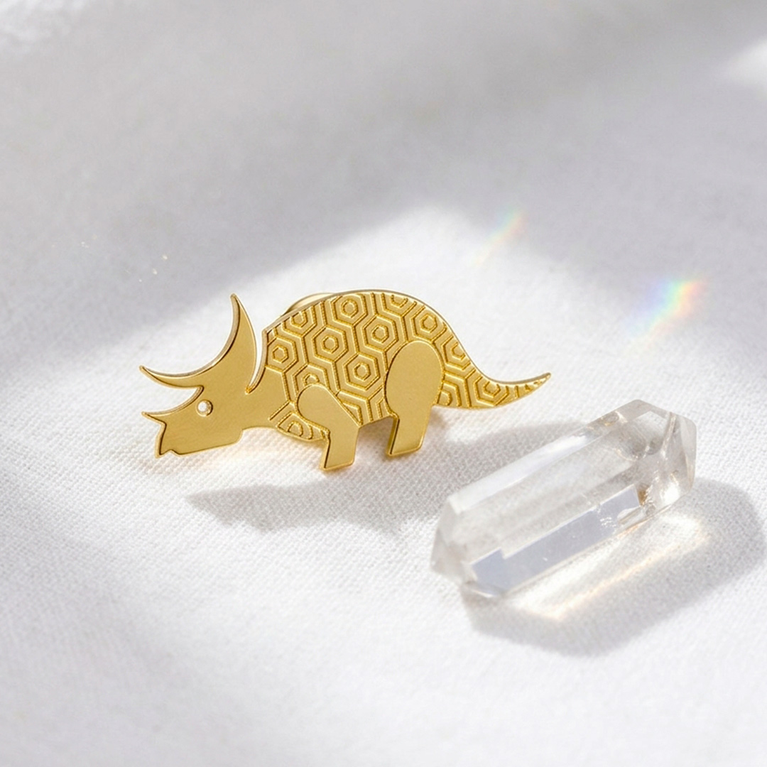 Pins tricératops en laiton doré — collection Dinosaures — fond blanc 01, Les Naturalistes