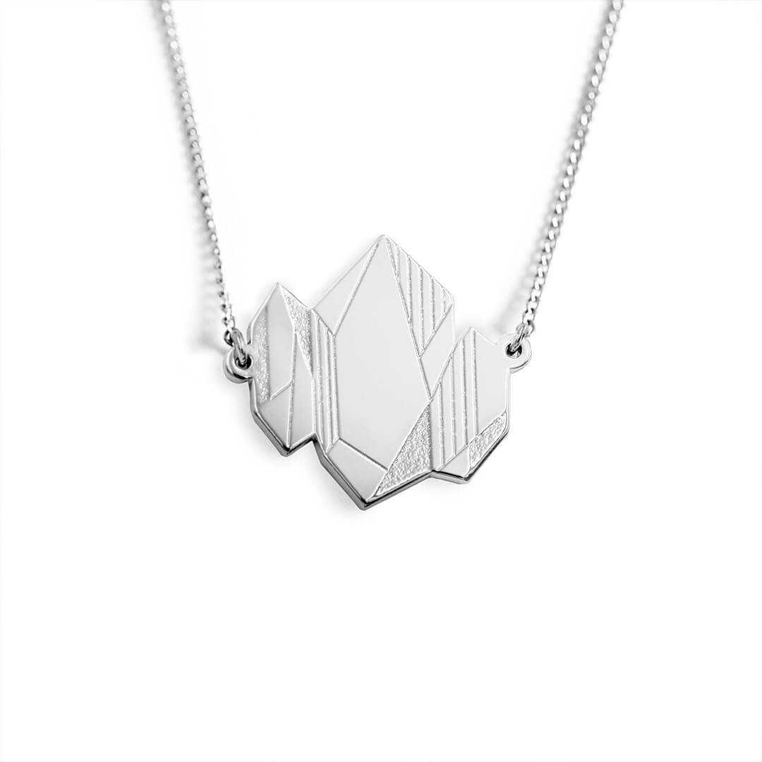 Collier cristal en laiton argenté — collection Jungles et forêts — fond blanc 01, Les Naturalistes