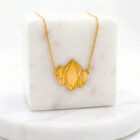 Collier cristal en laiton doré — collection Jungles et forêts — fond blanc 01, Les Naturalistes