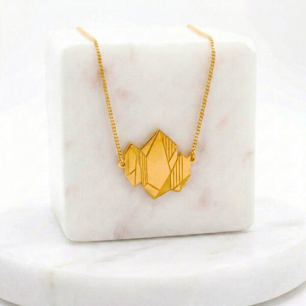 Collier cristal en laiton doré — collection Jungles et forêts — fond blanc 01, Les Naturalistes