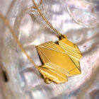 Collier cristal en laiton doré — collection Jungles et forêts — nature morte 01, Les Naturalistes