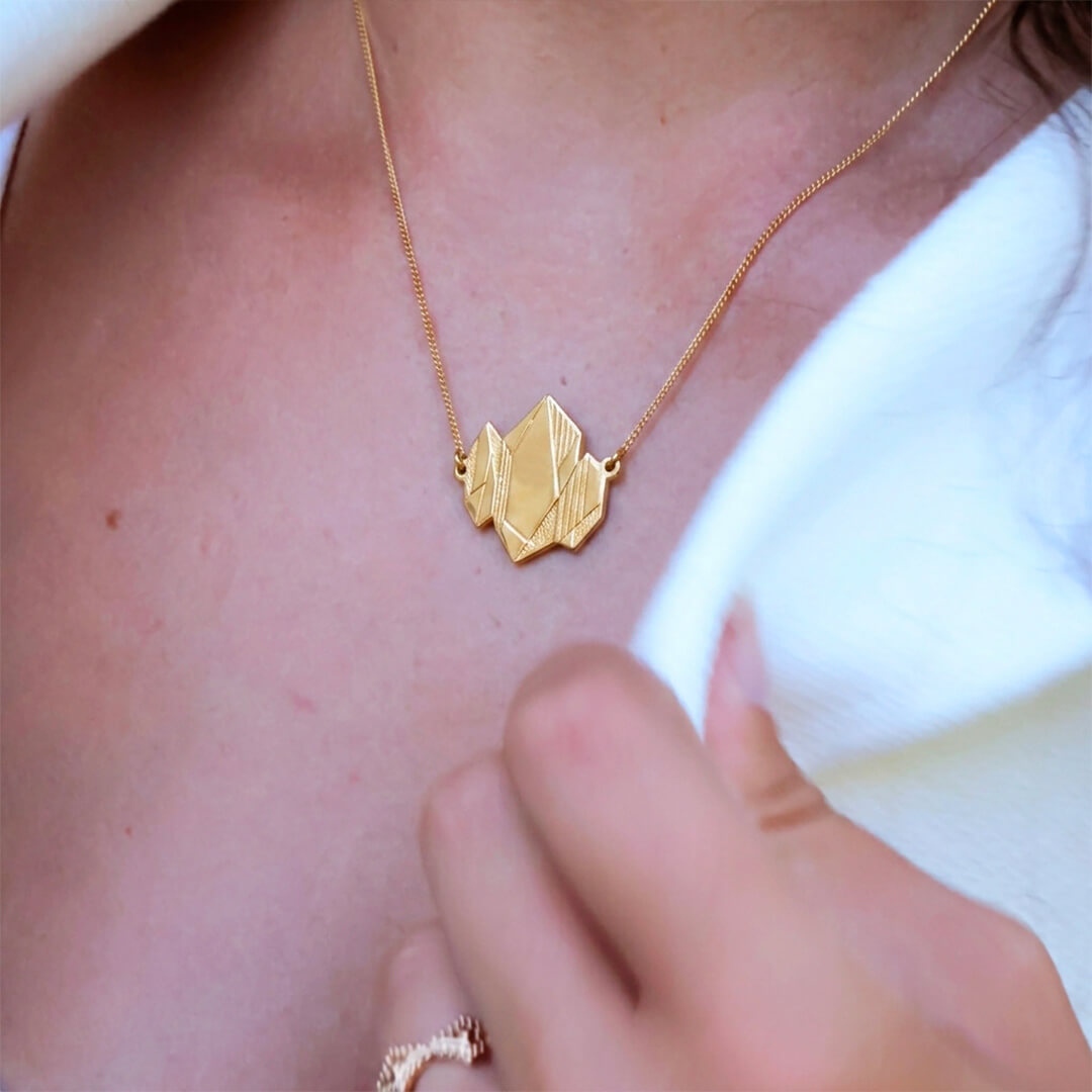 Collier cristal en laiton doré — collection Jungles et forêts — porté 01, Les Naturalistes