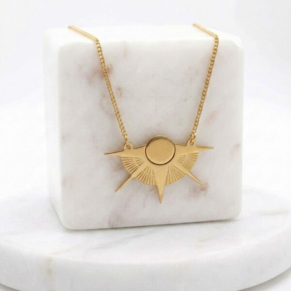 Collier soleil en laiton doré — collection Cosmos — fond blanc 01, Les Naturalistes