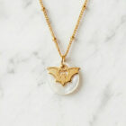 Collier nacre chauve-souris en laiton doré — collection Jungles et forêt — fond blanc 01, Les Naturalistes