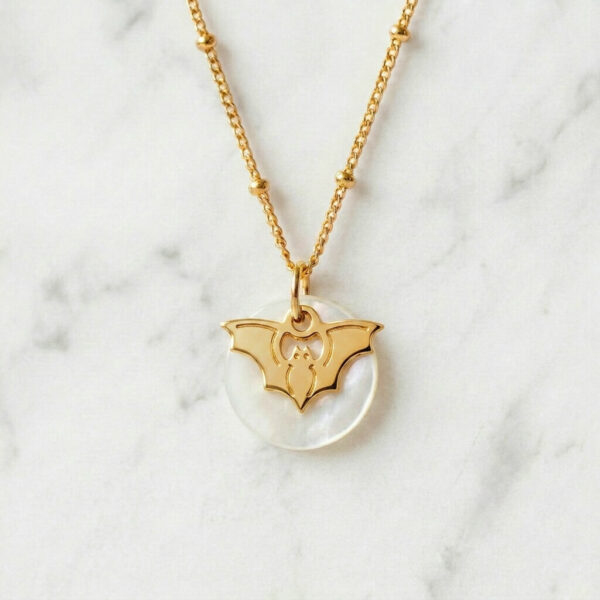 Collier nacre chauve-souris en laiton doré — collection Jungles et forêt — fond blanc 01, Les Naturalistes