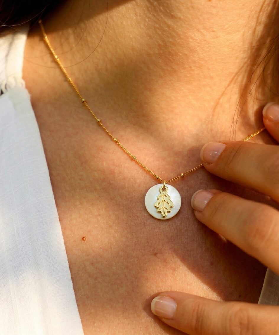 Collier nacre feuille de chêne en laiton doré — collection Jungles et forêts — porté 01, Les Naturalistes