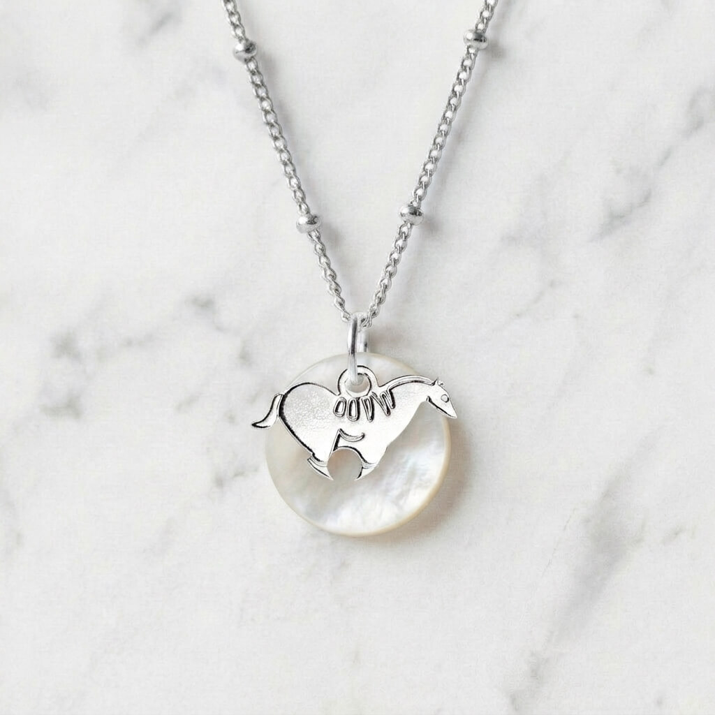 Collier nacre cheval préhistorique en laiton argenté — collection Préhistoire — fond blanc 01, Les Naturalistes