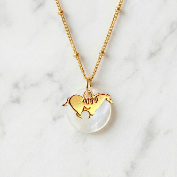 Collier nacre cheval préhistorique en laiton doré — collection Préhistoire — fond blanc 01, Les Naturalistes