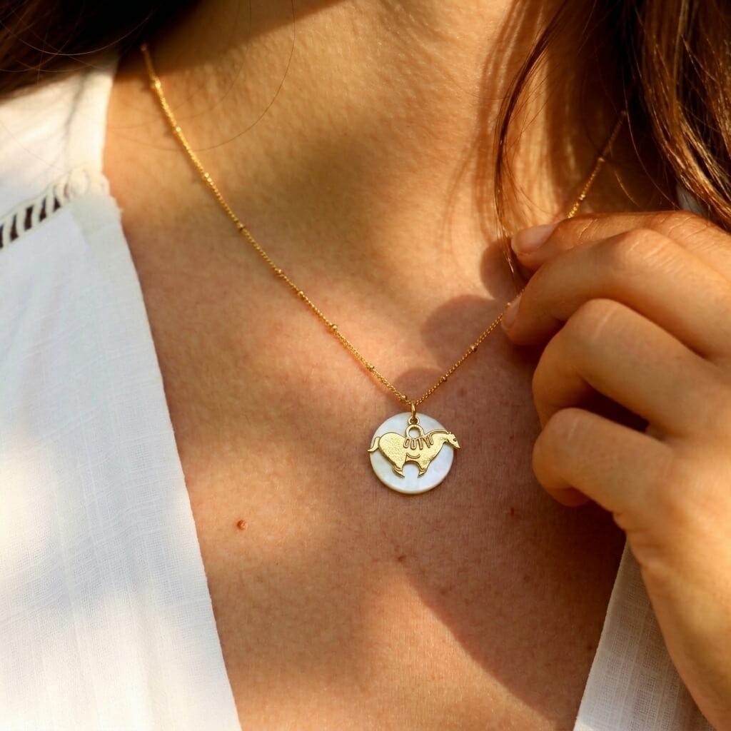 Collier nacre cheval préhistorique en laiton doré — collection Préhistoire — porté 01, Les Naturalistes
