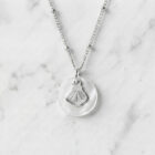 Collier nacre coquille Saint-Jacques en laiton argenté — collection Mers et océans — fond blanc 01, Les Naturalistes