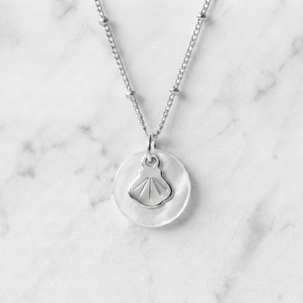 Collier nacre coquille Saint-Jacques en laiton argenté — collection Mers et océans — fond blanc 01, Les Naturalistes